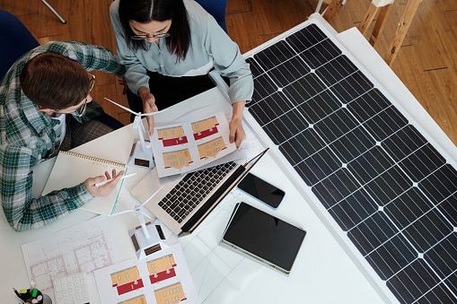 Energieexperte hilft Kunde bei der Solarplanung